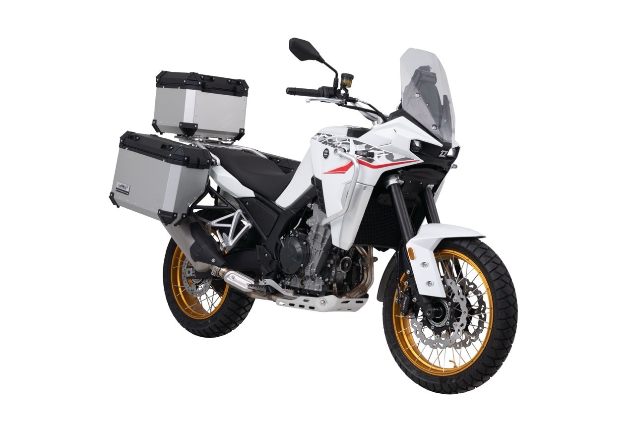 <div class='descrGalleryTitle'>800X GT</div><div class='descrGalleryText'><p>Accennavamo a nuovi allestimenti di modelli già esistenti, ed ecco la <b>Kove 800X GT,</b> un allestimento più <b>stradale e turistico</b> della bella e leggera adventure 800X. La sua versione GT si distingue innanzitutto per le ruote, non più 21-18 ma 19-17, sempre a raggi tangenziali quindi tubeless. Più stradali sono anche le sospensioni, sempre Kayaba: hanno meno corsa, <b>l’escursione ruote si ferma a 210 mm</b>, che sono in realtà comunque parecchi e digeriscono senza problemi del fuoristrada anche non banale. L’impianto frenante è marchiato Taisko, con due dischi anteriori e pinze assiali a due pistoncini. </p>
<p><b>Il bicilindrico è il medesimo della 800X, con </b>94 cavalli e 79 Nm, con comando frizione a cavo, gas elettronico e 4 mappe motore. 22 litri la capienza del serbatoio, <b>215 kg il peso in ordine di marcia</b>. Di serie cruise control, cambio elettronico, controllo di trazione, sella e manopole riscaldate, ammortizzatore di sterzo e altro ancora.</p>
</div>